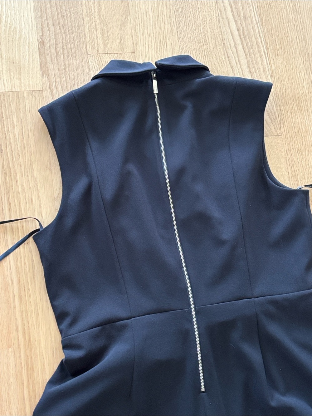 CALVIN KLEIN Sleeveless Lapel Jumpsuit in black. - Picture 5 of 6